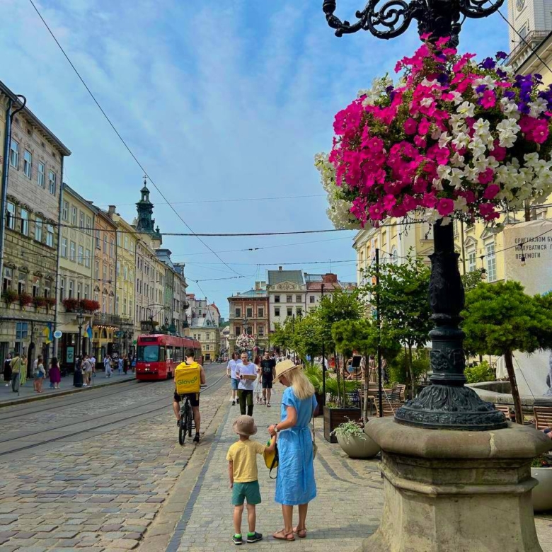 Продаж 2-кімнатної квартири в центрі історичного Львова площа Ринок, вул. Руська 35382