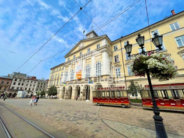 Продаж 2-кімнатної квартири в центрі історичного Львова площа Ринок, вул. Руська 31182
