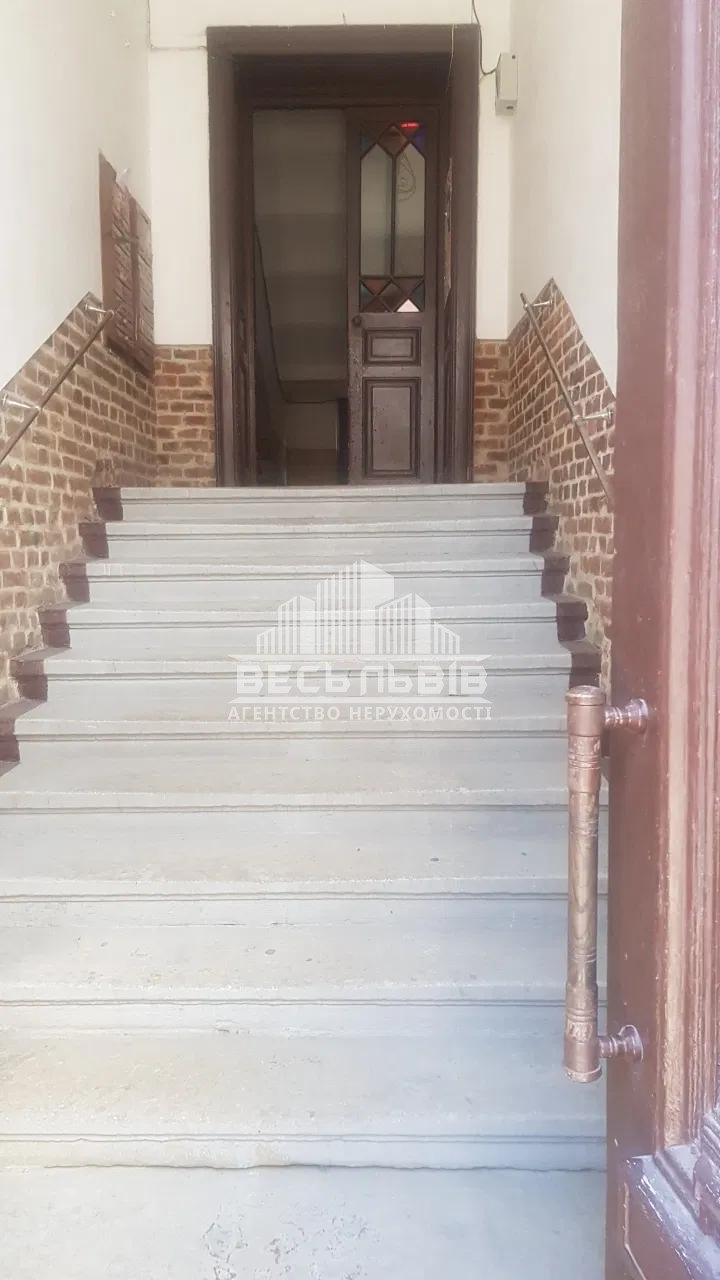 Продаж квартира - нежитлове приміщення вул. Академіка Колесси 38297