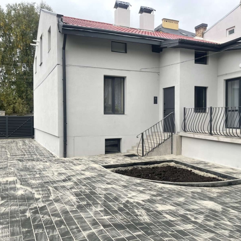 Оренда 2-кімнатної квартири з власним подвір’ям для авто на вул. Корсунська 38765